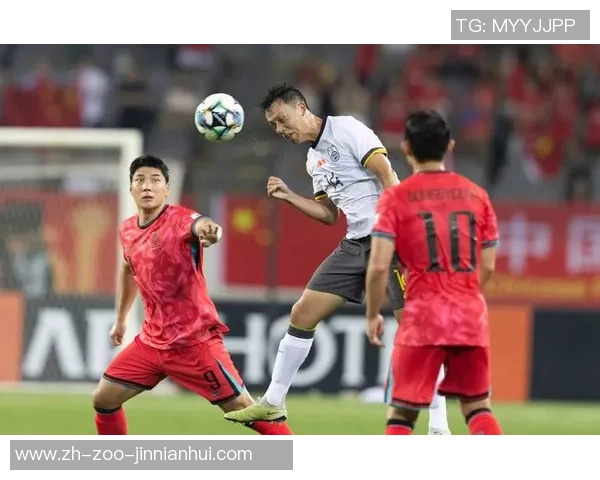 足球裁判因判罚争议自罚红牌引发球迷热议与媒体关注